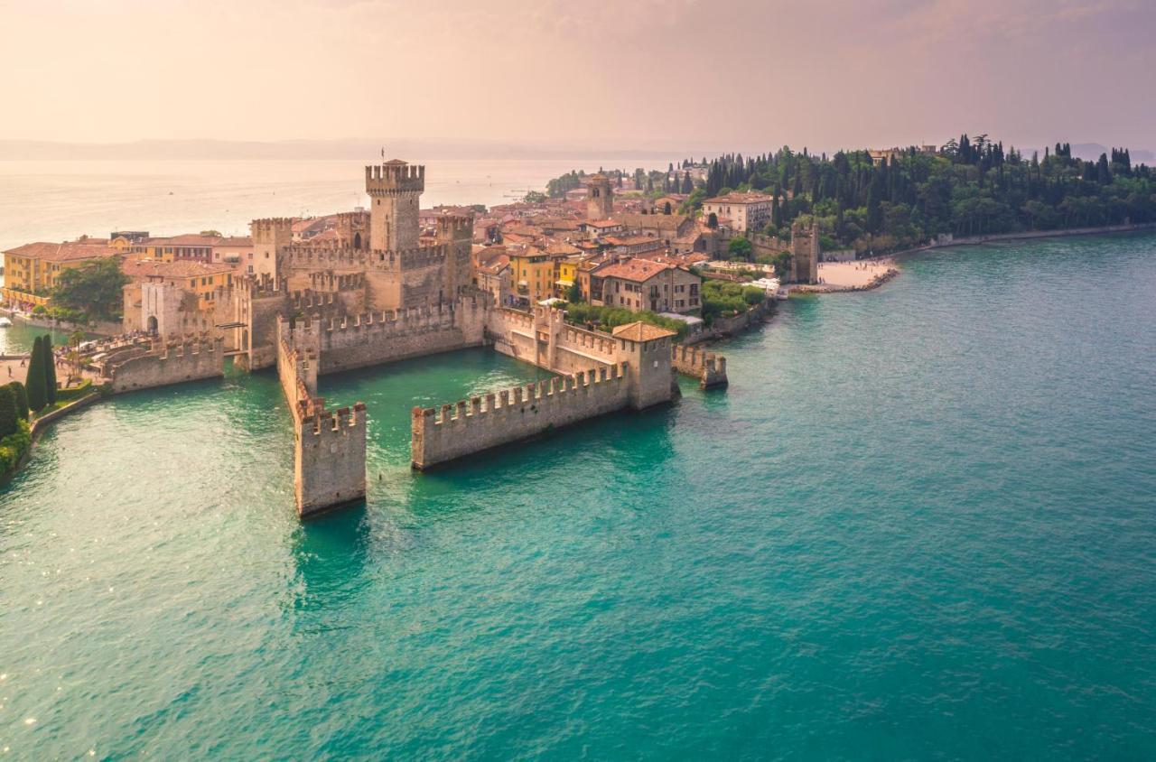 Charming Attic Apartment With Balcony & Swimming Pool Desenzano del Garda Buitenkant foto