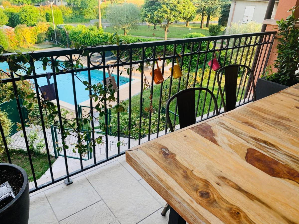 Charming Attic Apartment With Balcony & Swimming Pool Desenzano del Garda Buitenkant foto