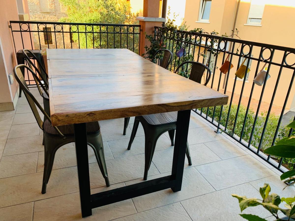 Charming Attic Apartment With Balcony & Swimming Pool Desenzano del Garda Buitenkant foto