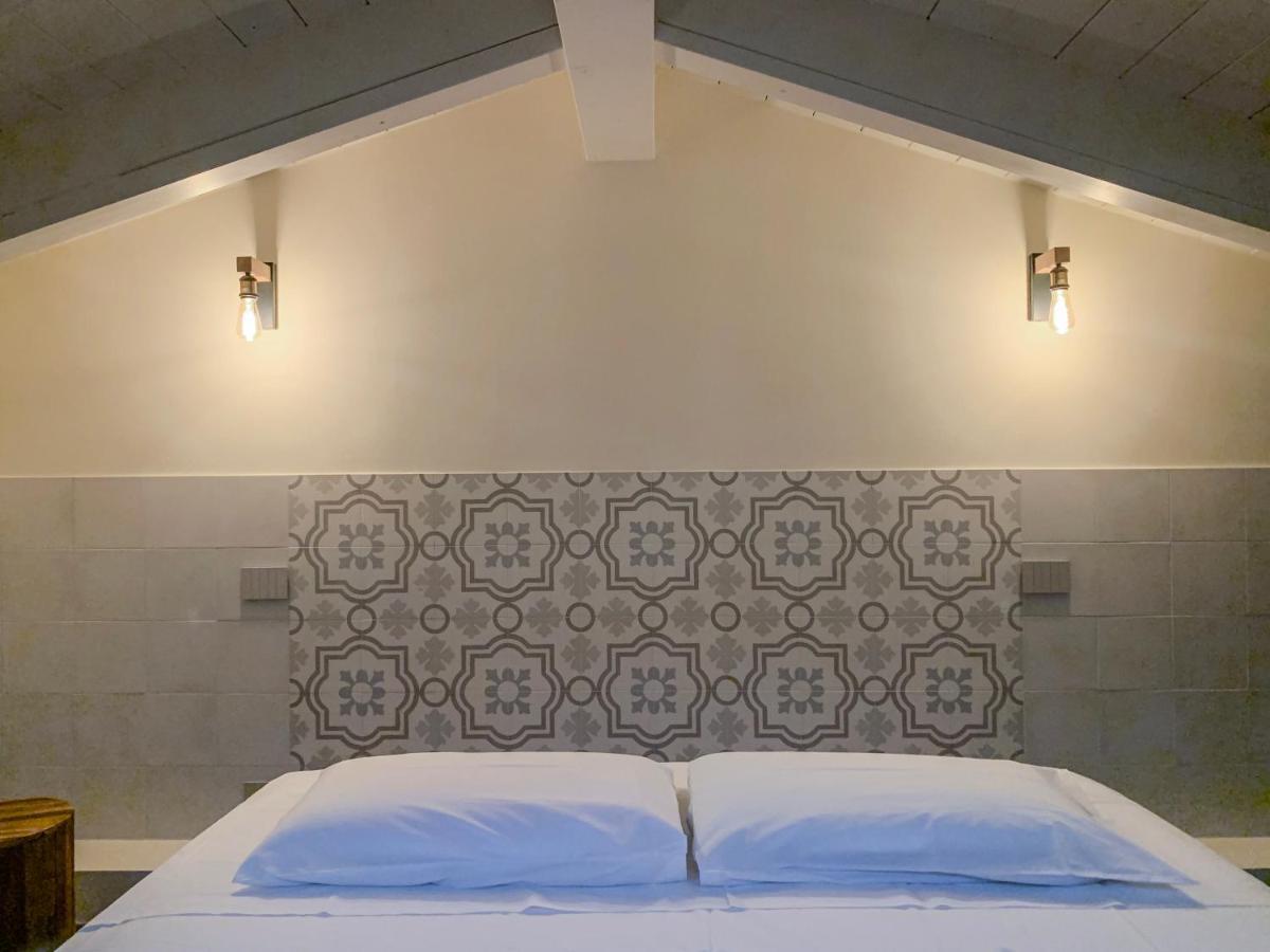 Charming Attic Apartment With Balcony & Swimming Pool Desenzano del Garda Buitenkant foto