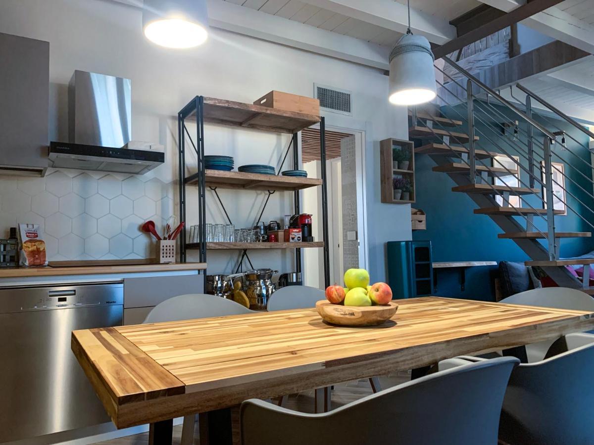 Charming Attic Apartment With Balcony & Swimming Pool Desenzano del Garda Buitenkant foto