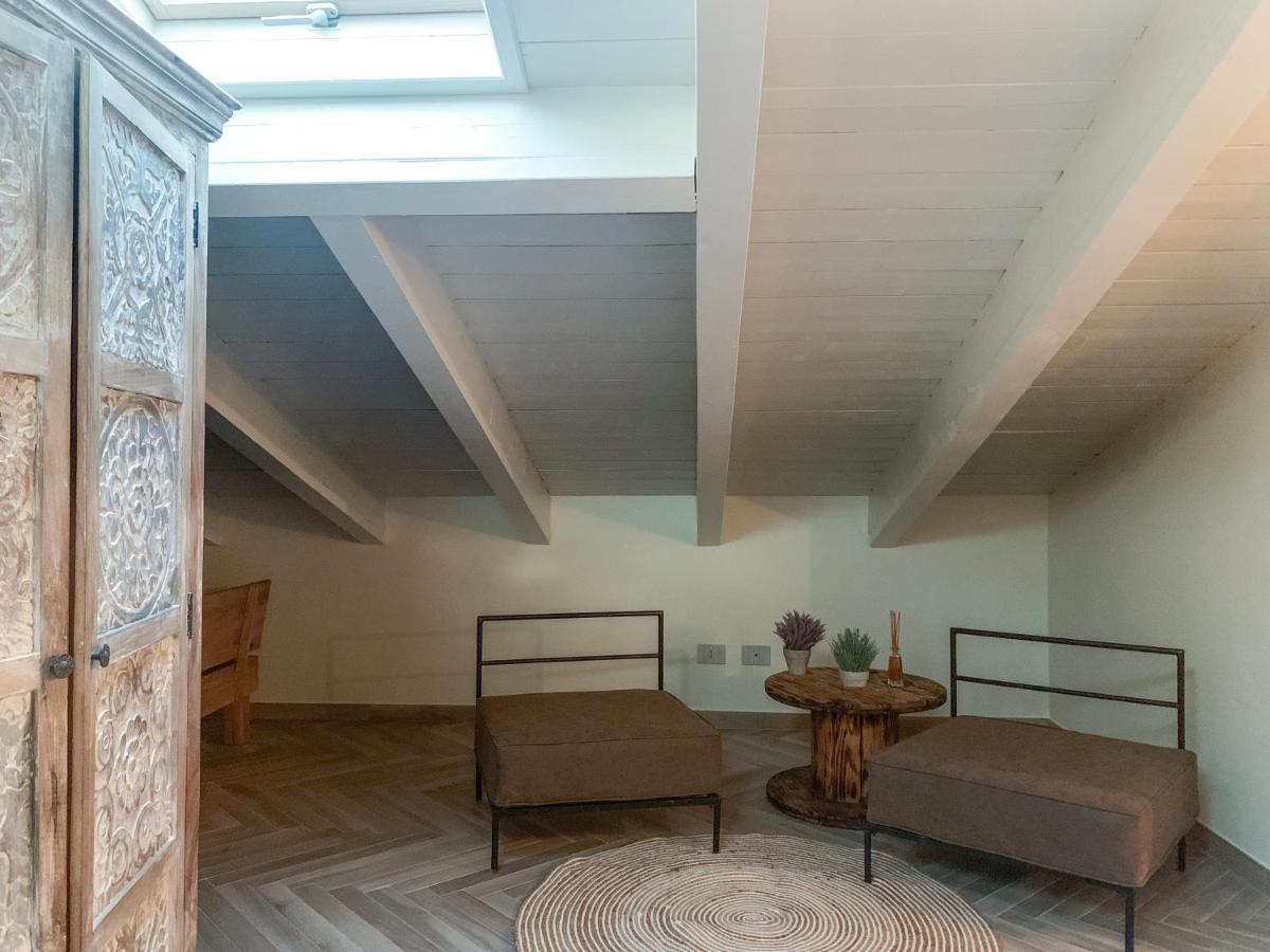 Charming Attic Apartment With Balcony & Swimming Pool Desenzano del Garda Buitenkant foto