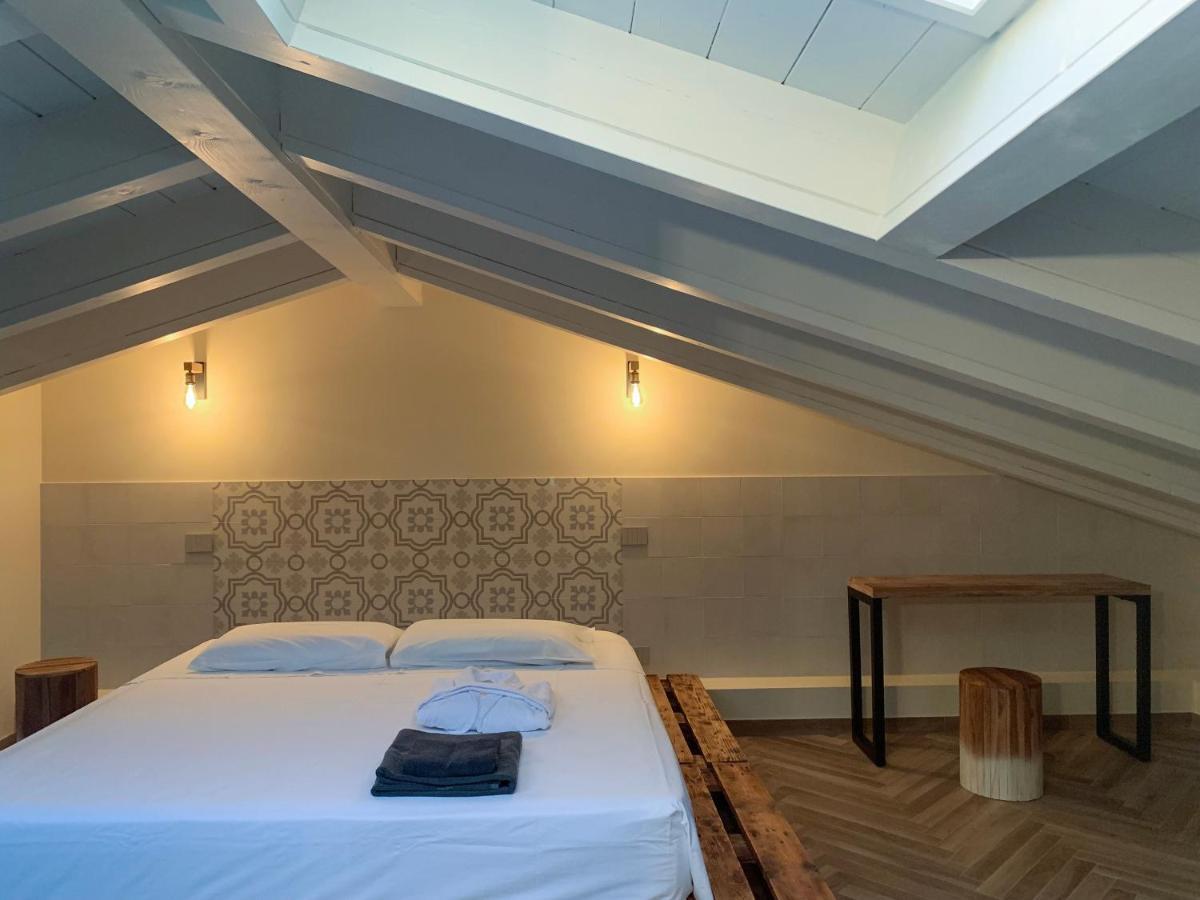 Charming Attic Apartment With Balcony & Swimming Pool Desenzano del Garda Buitenkant foto